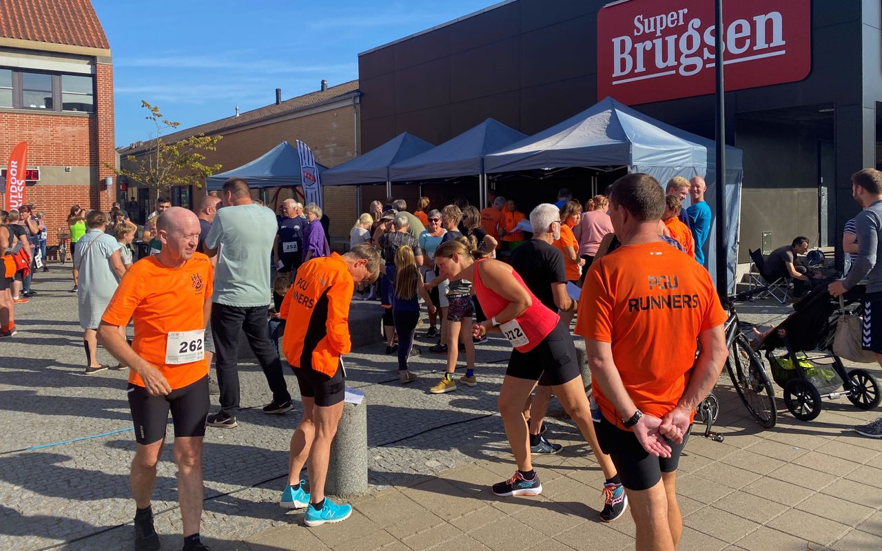 Genstartsfestival foran brugsen