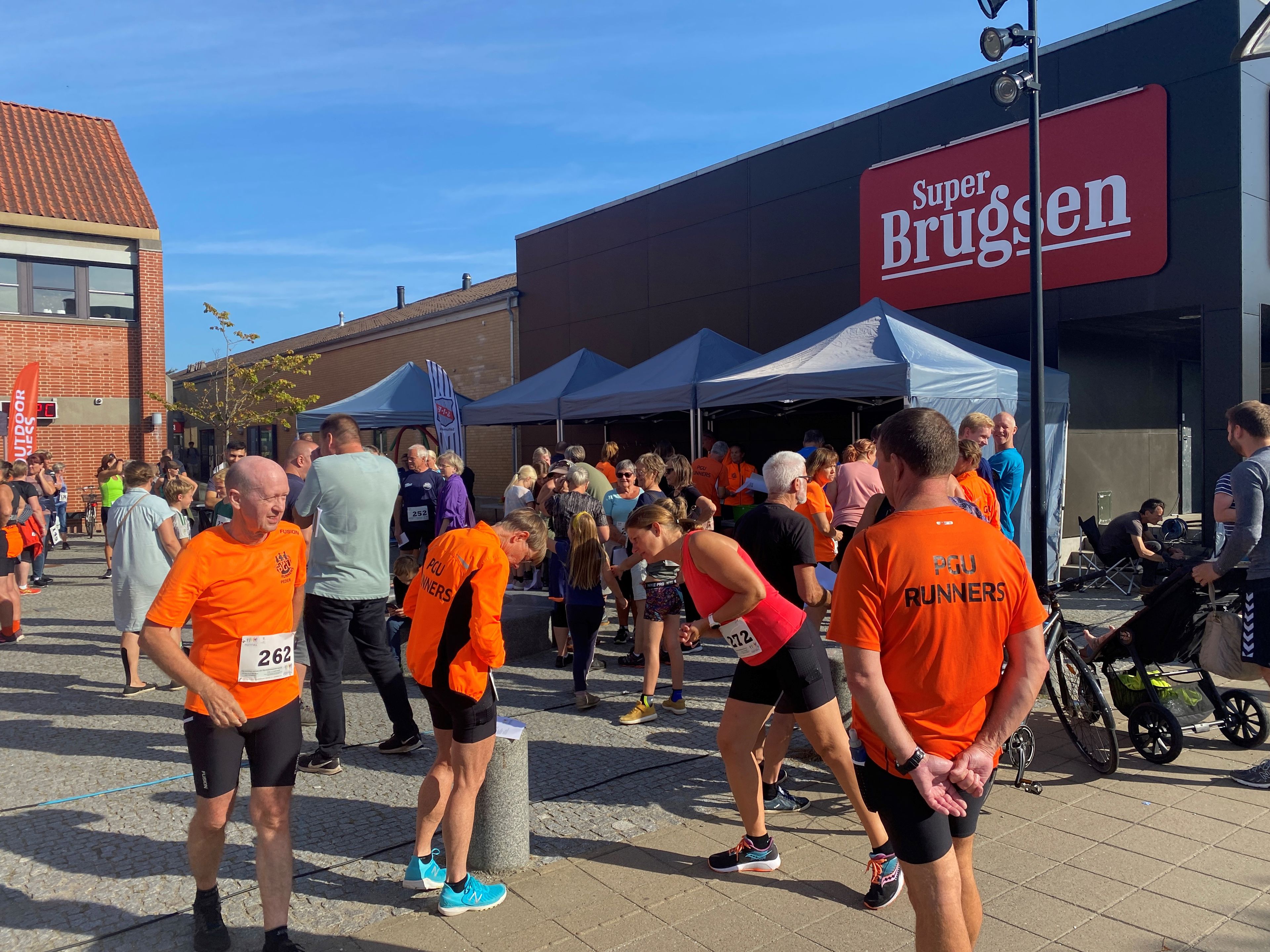 Genstartsfestival foran brugsen