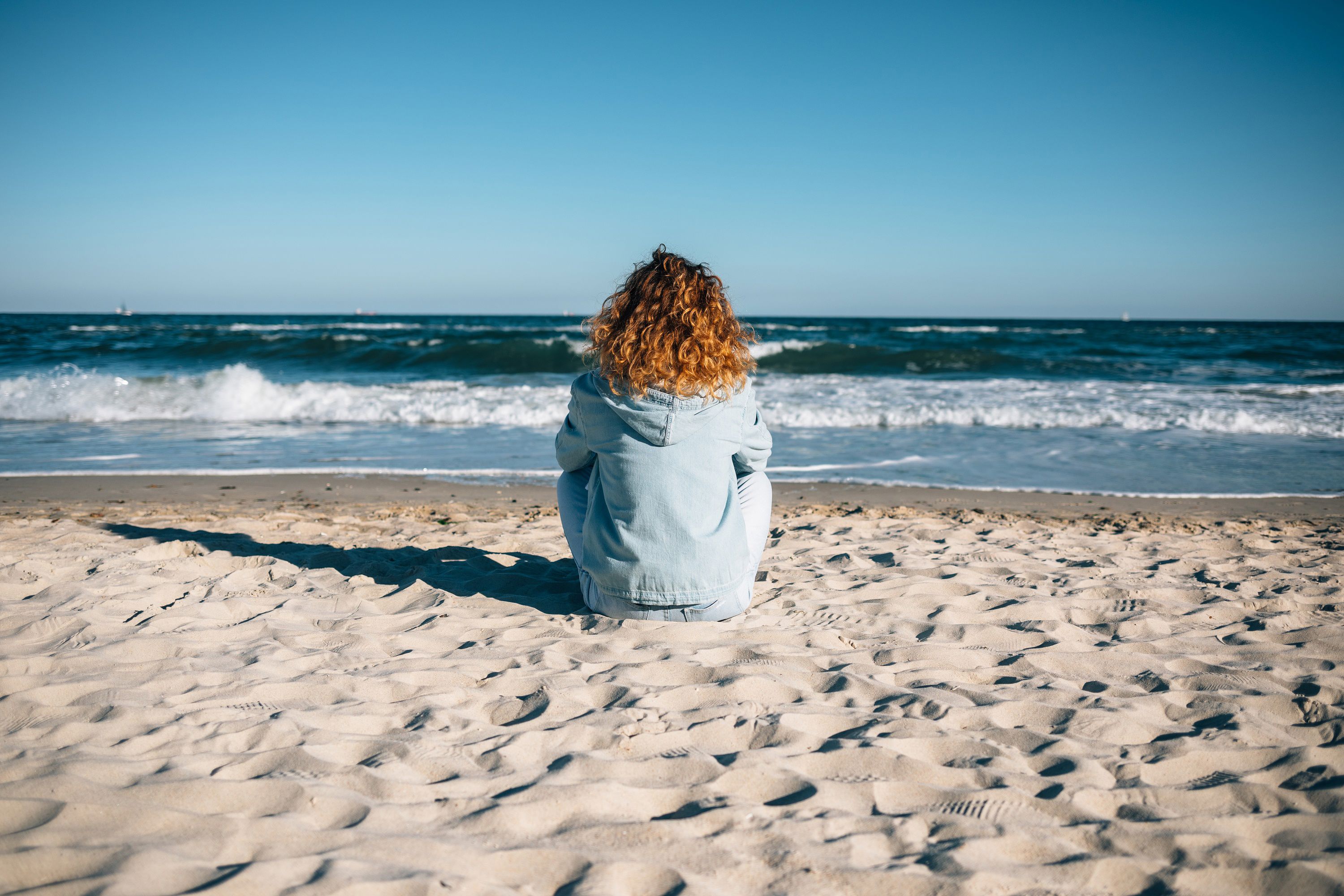 Ung alene på strand
