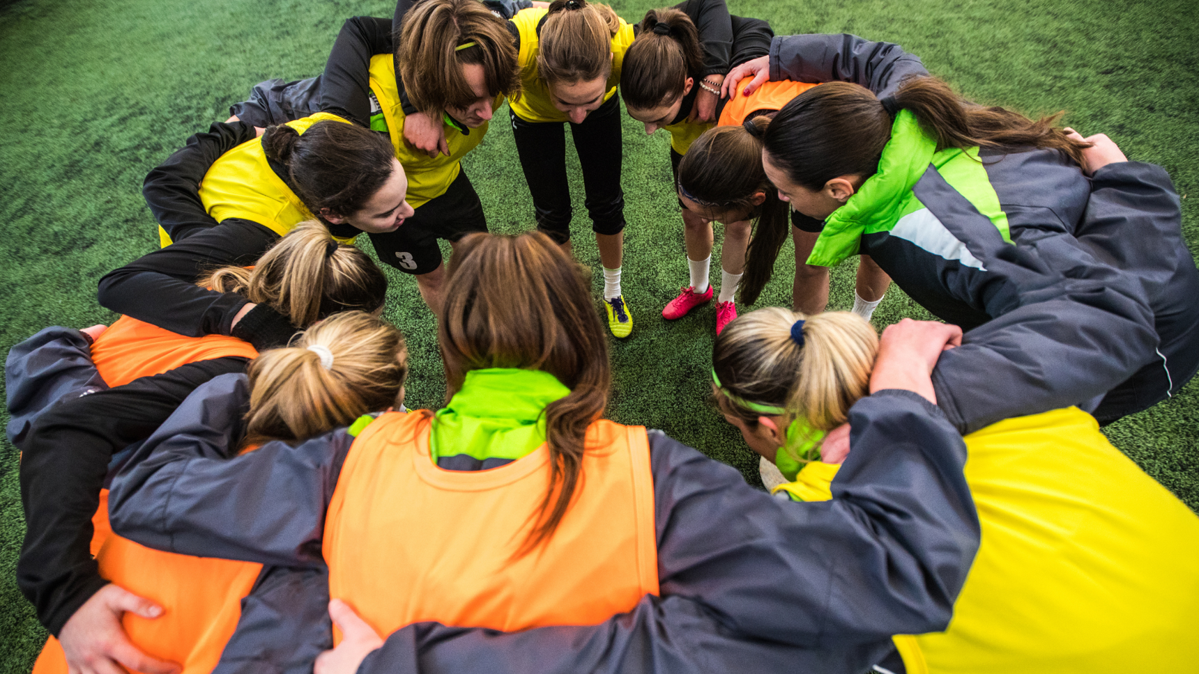sportspiger i gruppe