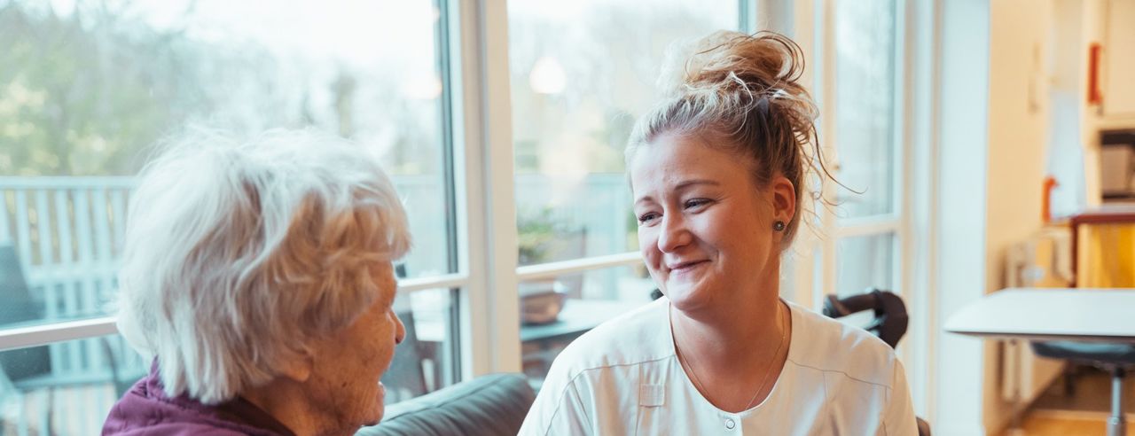 Hjælper Borger Sidder Smiler tæt