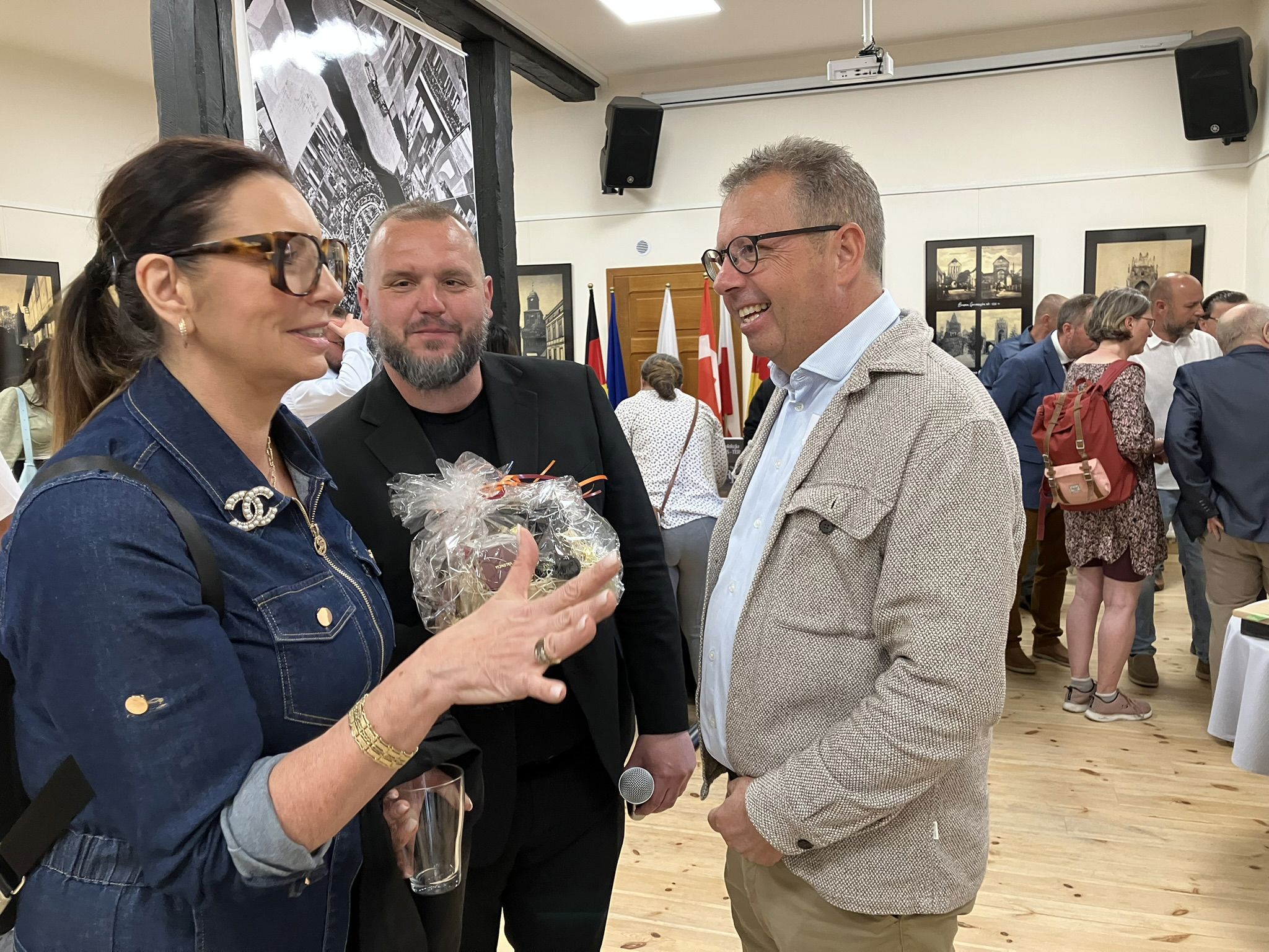 Borgmester Christian Hem, Jammerbugt Kommune og leder af Strzelce Krajenskies Historiske Museum, Eryk Szurko samt tolk Beata Toft.