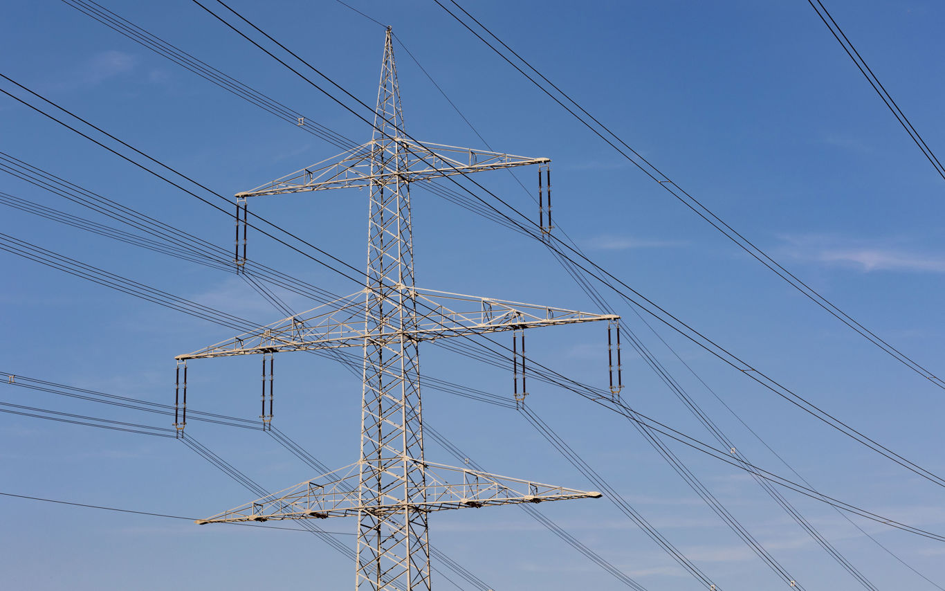 Elmast med himmelbaggrund