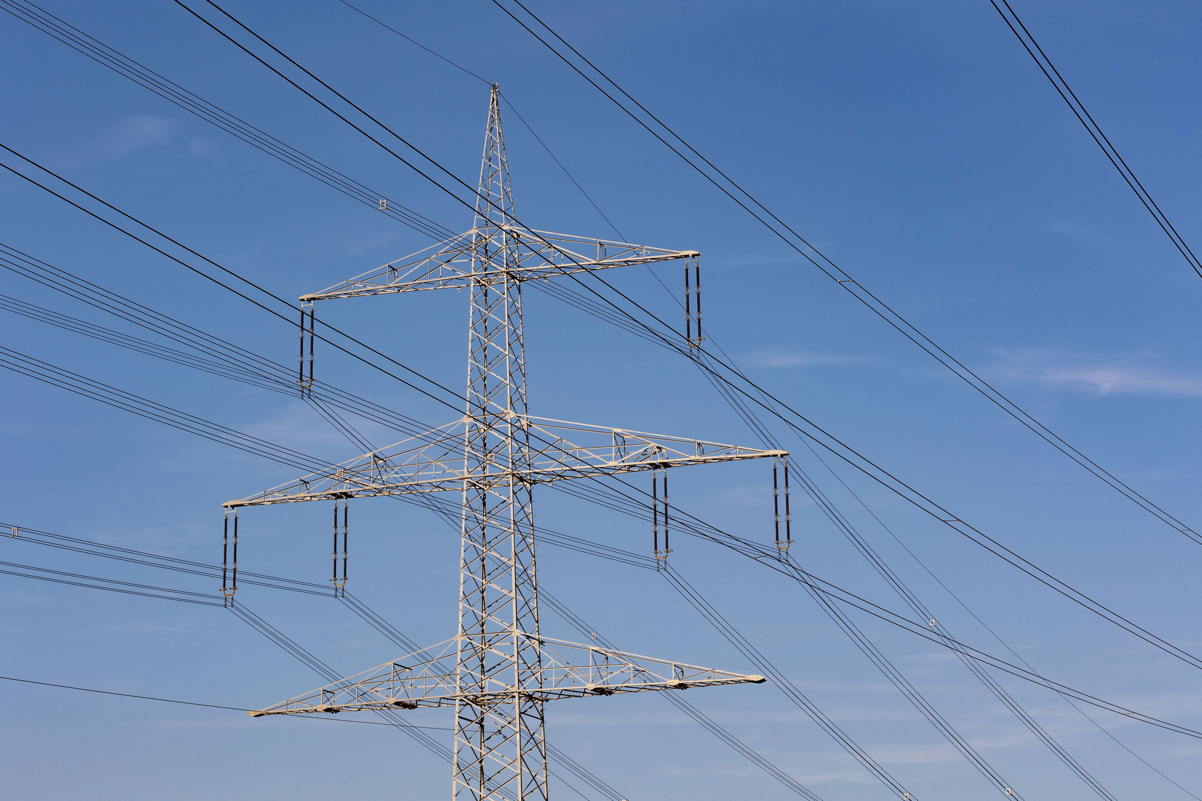 Elmast med himmelbaggrund