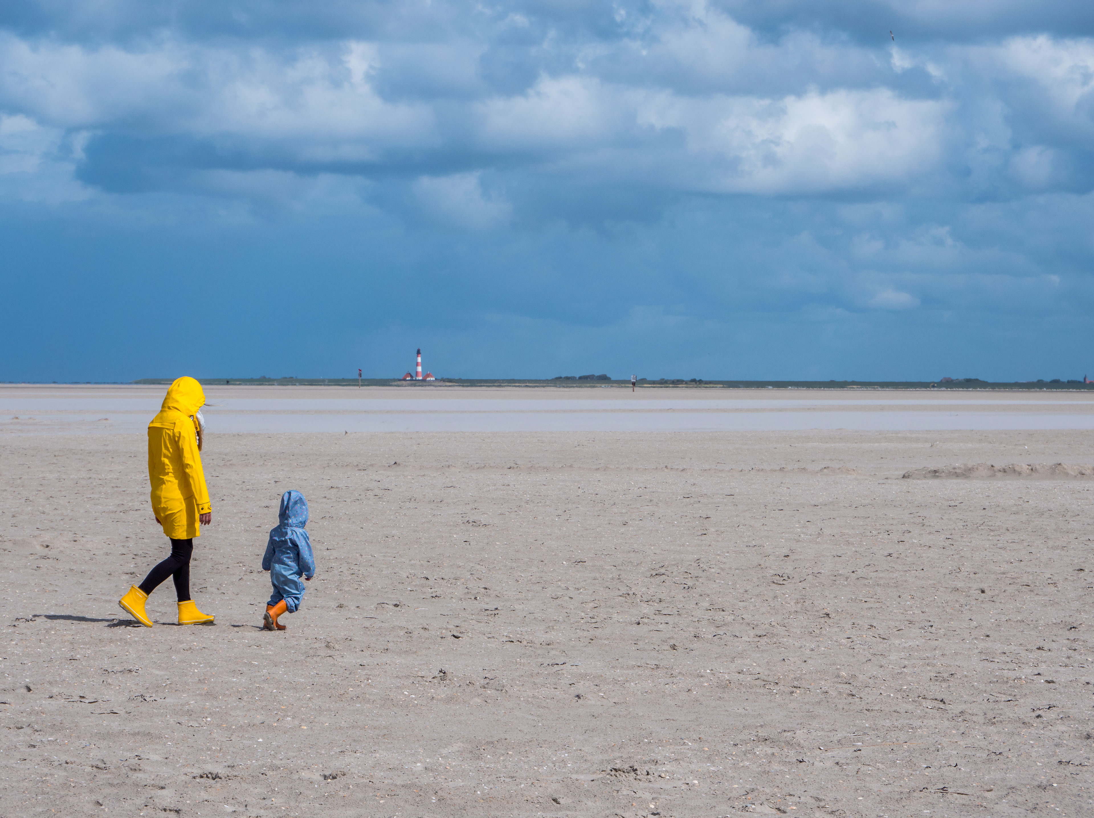 Gåtur på strand i regntøj
