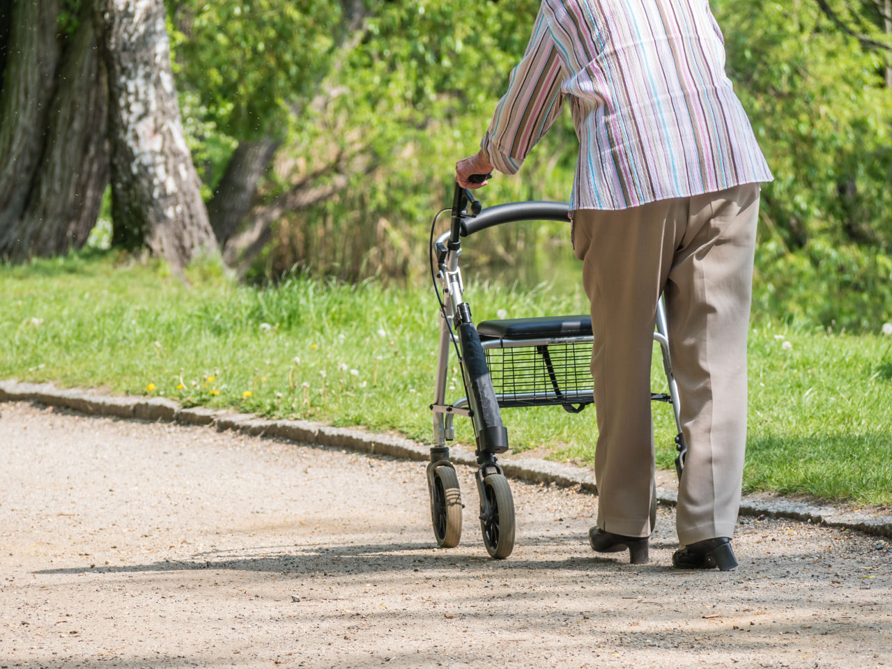 ældre med rollator udenfor