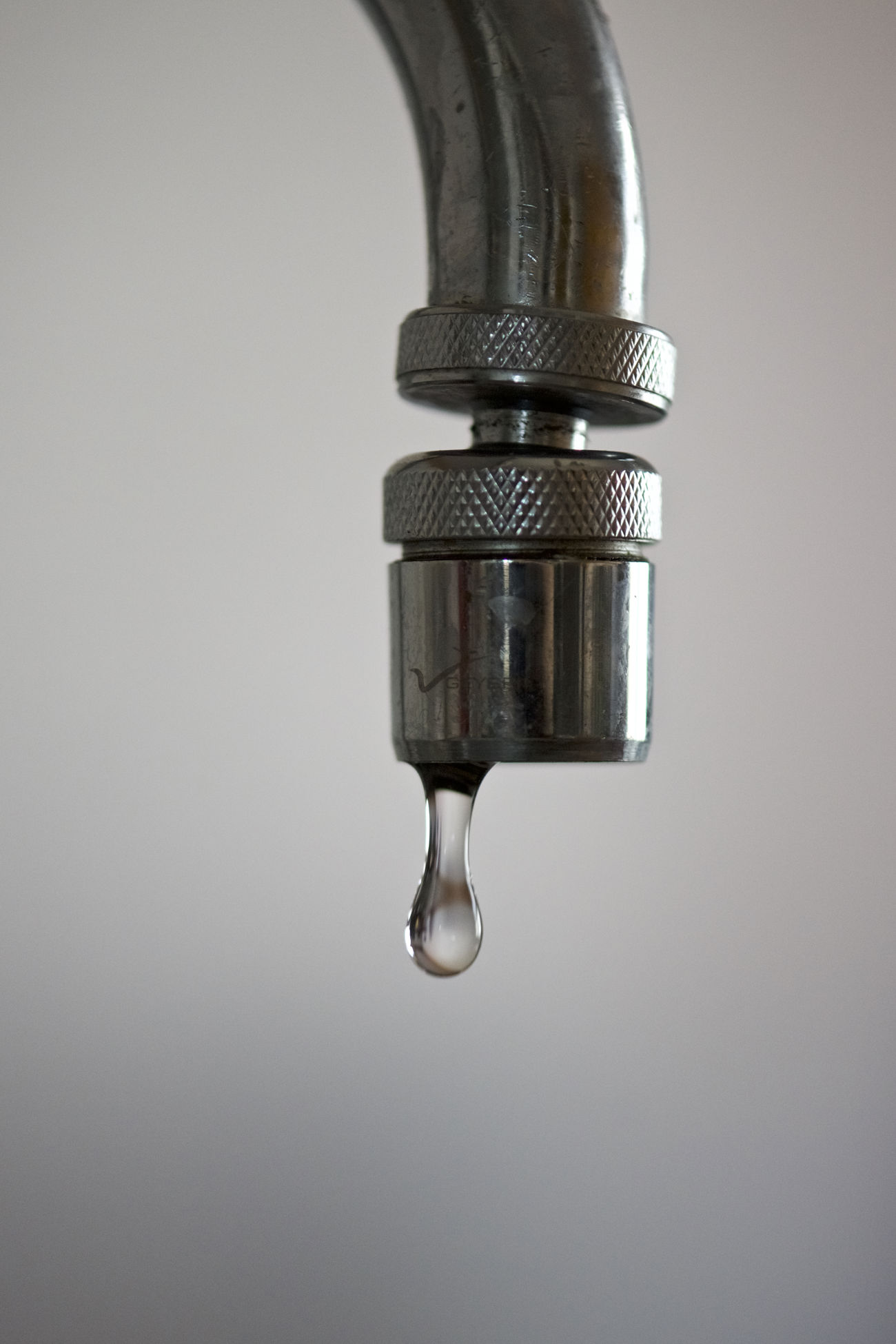 sølvfarvet vandhane der drypper
