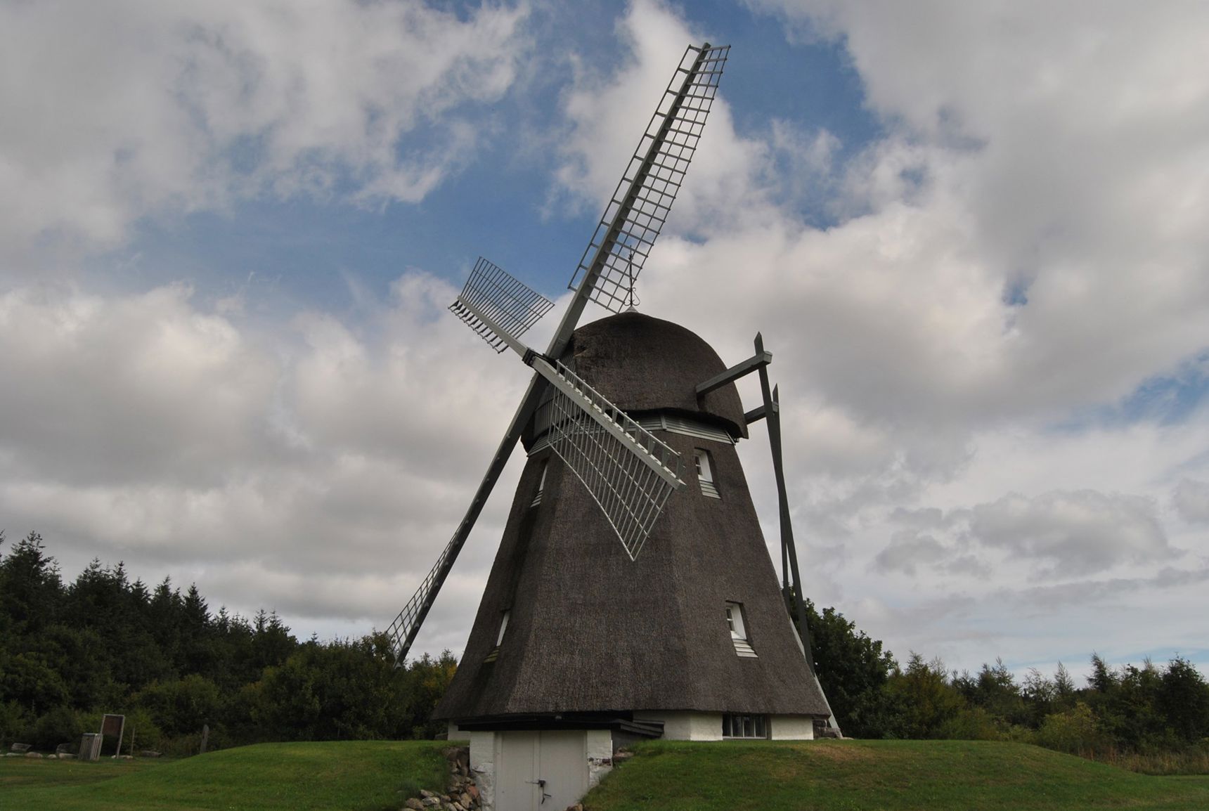Mølle mod himmel med skyer