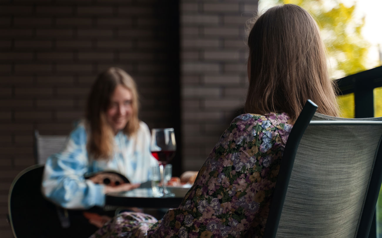 to sidder på cafe