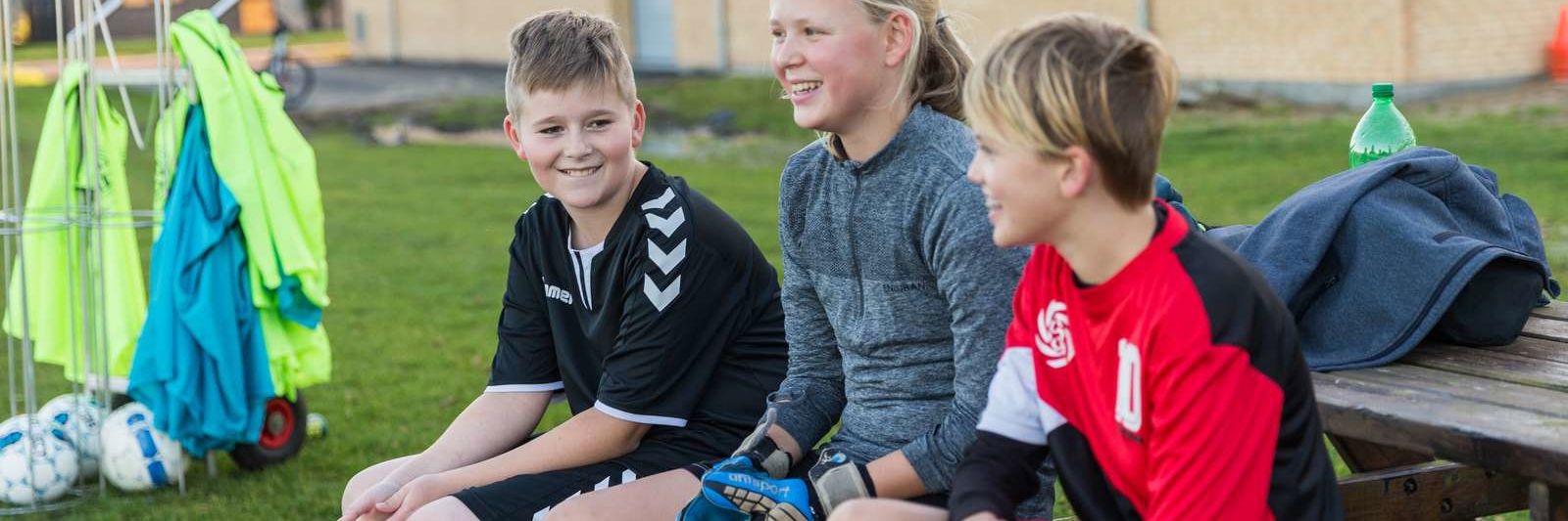Fodboldspillere på bænken