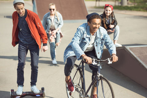 unge mennesker på skateboard, cykel