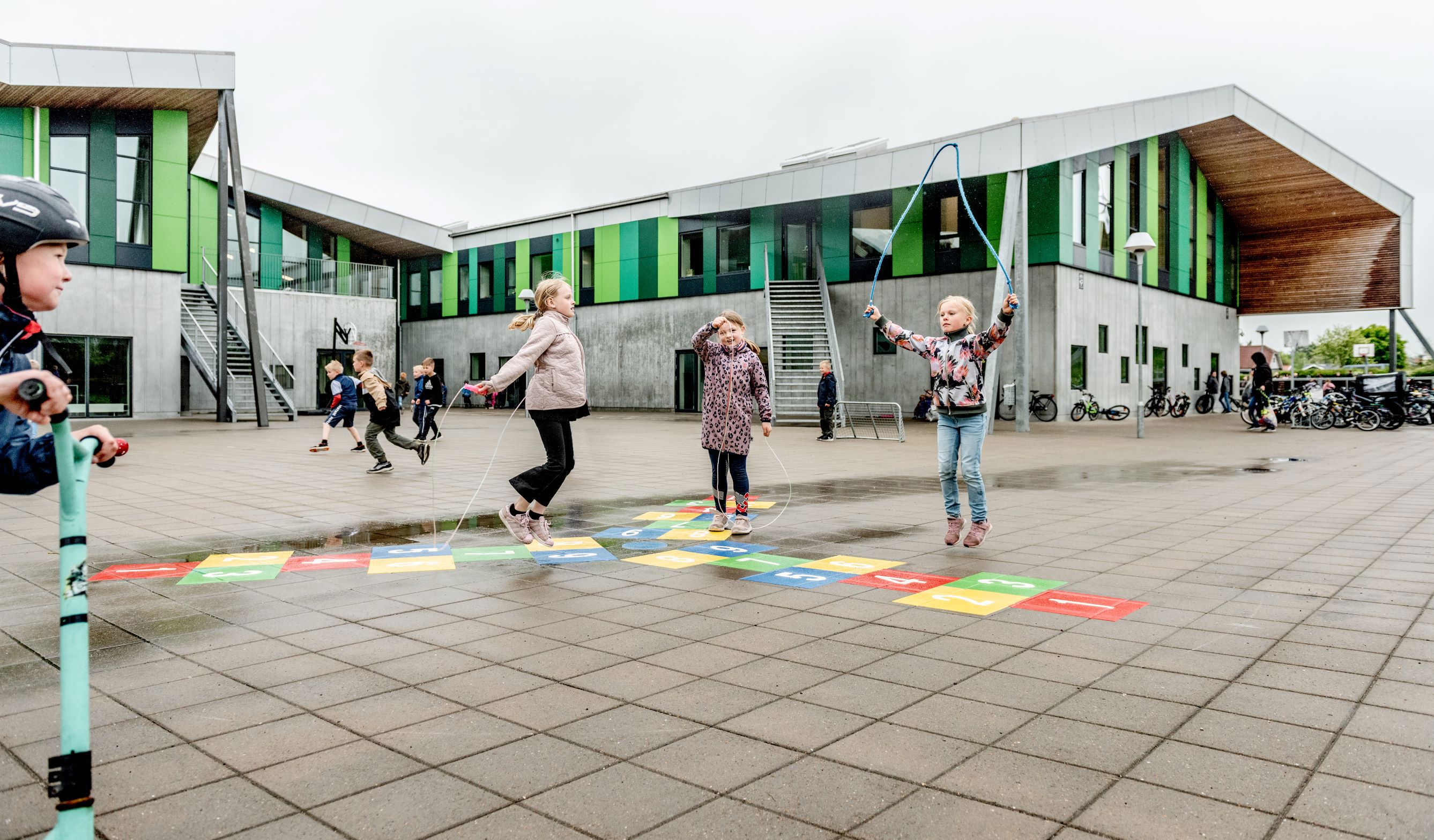 elever sjipper på legepladsen