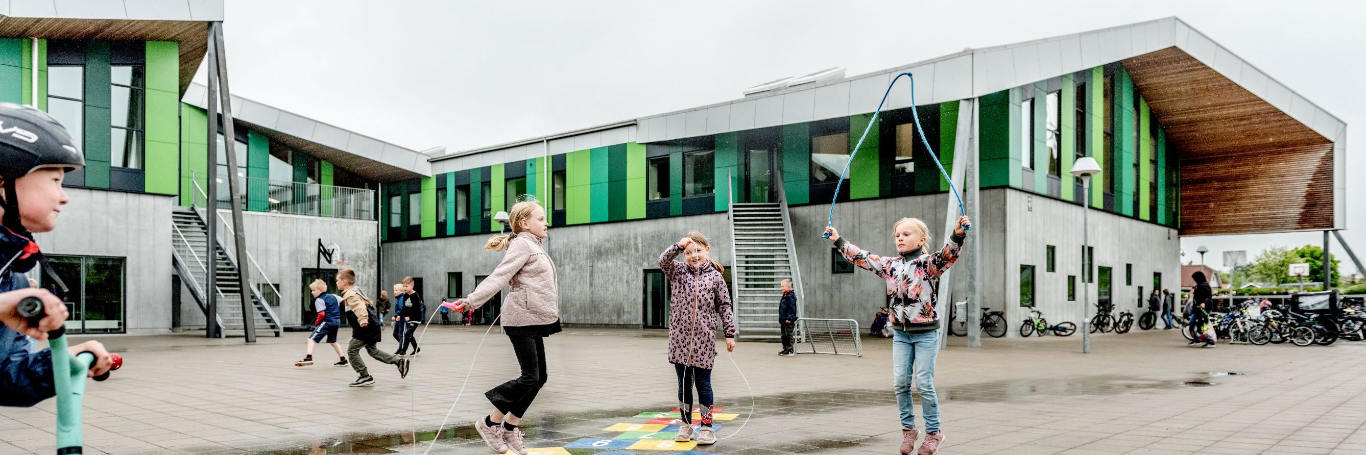 elever sjipper på legepladsen
