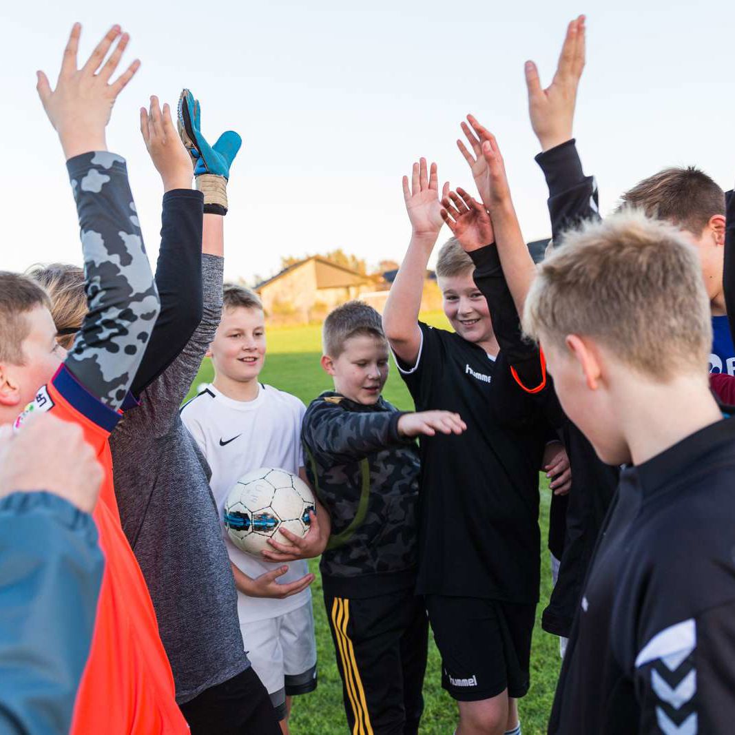 Drenge på fodboldbane