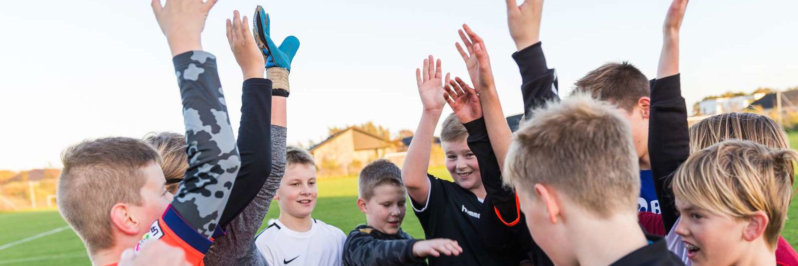 Drenge på fodboldbane