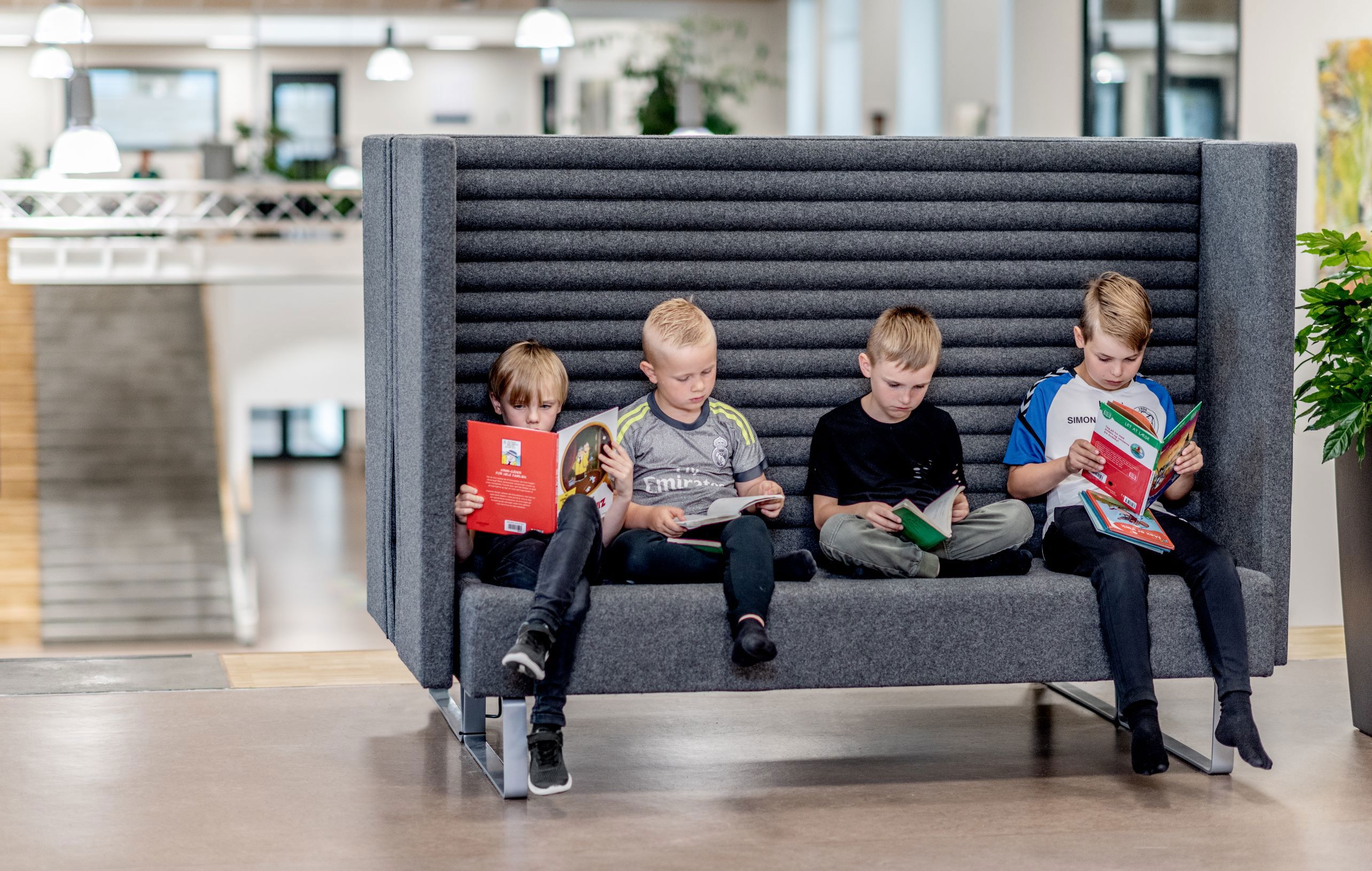 Aabybro Skole elever sidder og læser