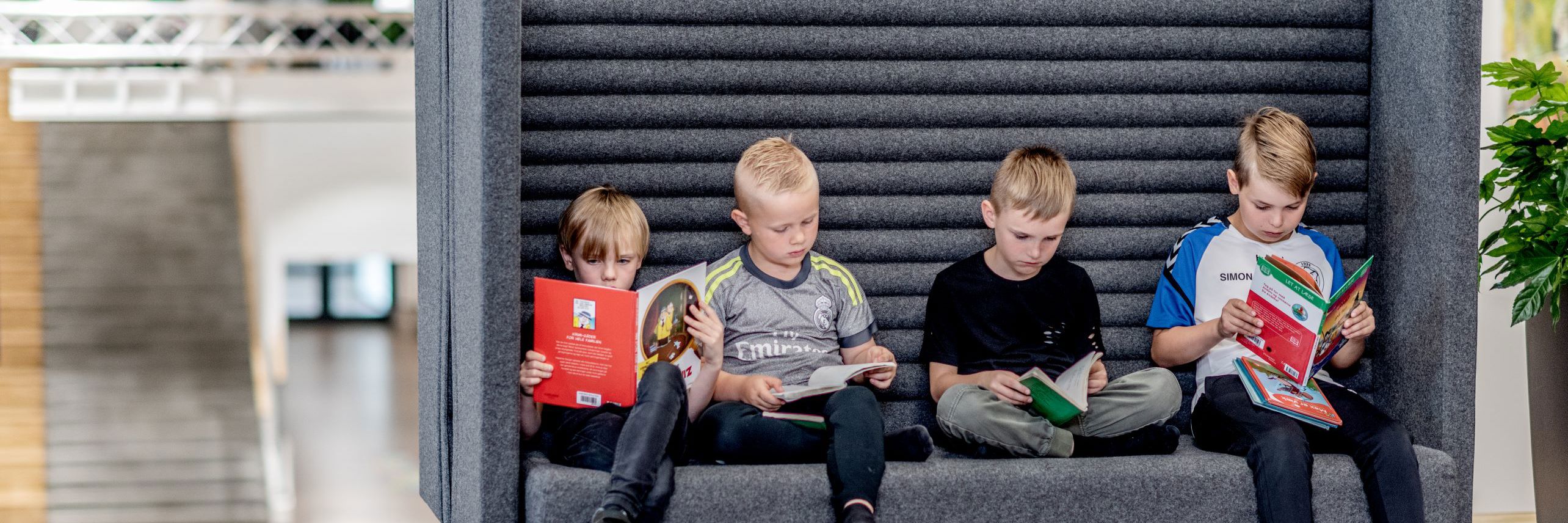 Aabybro Skole elever sidder og læser