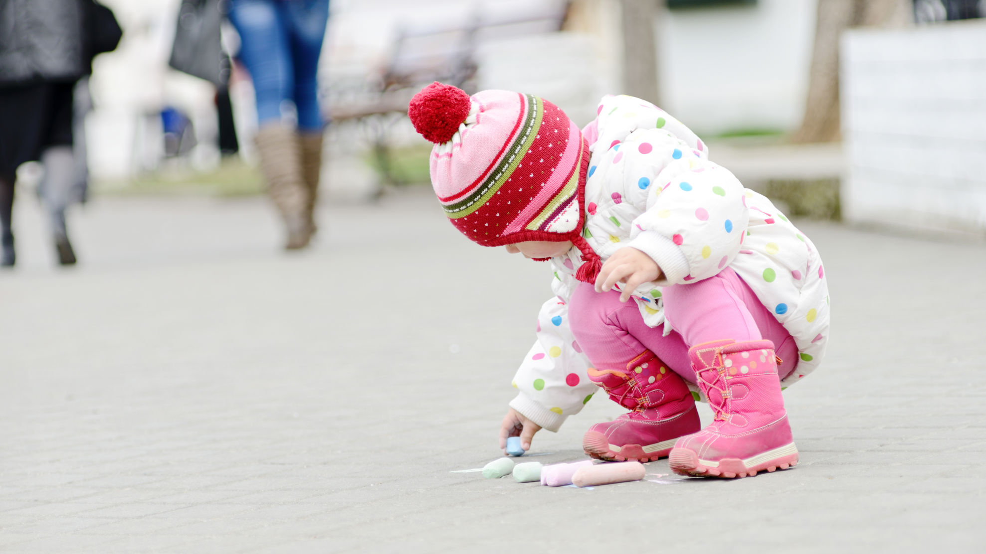 Barn med kridt på fortorv