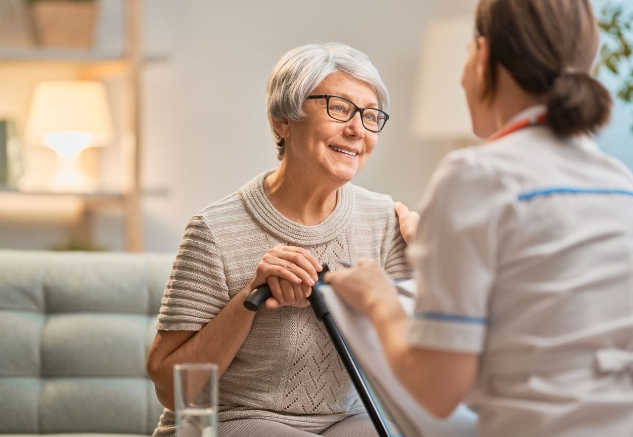 ældre dame og visitator